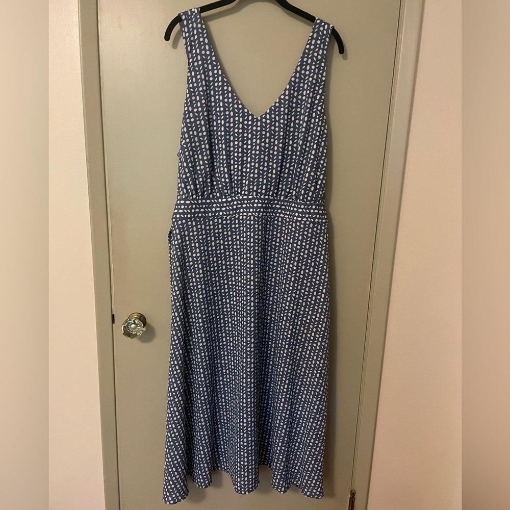 Lightweight summer dress. Size 18. "Dip"